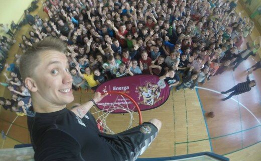 Znany trener Kacper KACPA Lachowicz zarażał w kieleckiej szkole koszykówką!